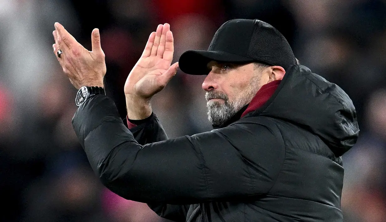 Jurgen Klopp bertepuk tangan kepada para penggemar setelah pertandingan sepak bola leg pertama semifinal Piala Liga Inggris antara Liverpool dan Fulham di Anfield, Liverpool, Inggris barat laut pada 10 Januari 2024. Liverpool memenangkan pertandingan dengan skor 2-1. (Paul ELLIS/AFP)