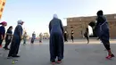 Perempuan Arab Saudi pemanasan sebelum jogging dalam memperingati Women's Day atau Hari Perempuan Internasional di Distrik Al-Balad, Jeddah, Kamis (8/3). Perempuan Arab Saudi menyambut baik sejumlah kebebasan yang diberikan. (Amer HILABI/AFP)