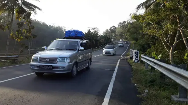 Jalur Selatan ruas Banyumas-Cilacap terpantau ramai lancar pada H+5 Lebaran 2018, atau puncak arus balik 2018. (Liputan6.com/Muhamad Ridlo)