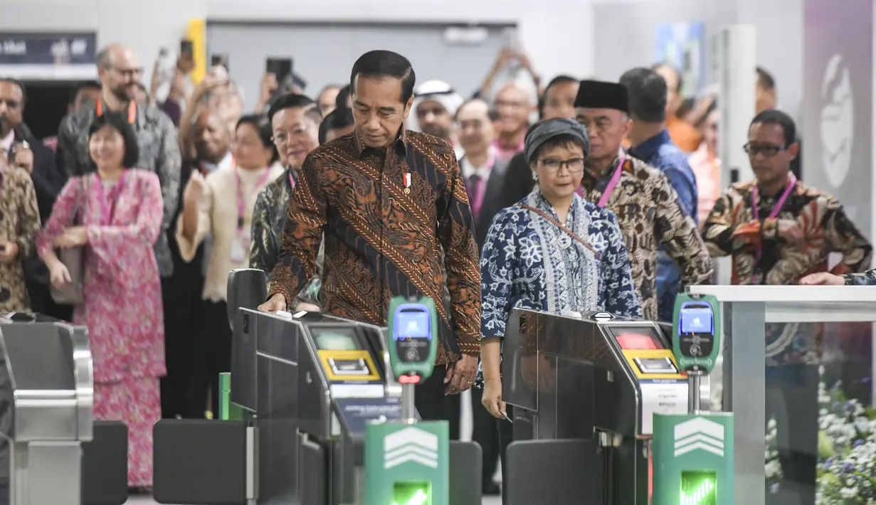 Setelah itu, Jokowi melakukan tap in kartu tersebut untuk pertama kalinya. (FOTO: ANTARA FOTO/Hafidz Mubarak A/pool)