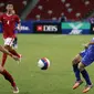 Bek timnas Indonesia U-23, Hansamu Yama Pranata (kiri) mencoba menghadang Chanathip Songkrasin (Thailand) di semifinal sepak bola SEA Games ke-28 di National Stadium Singapore, Sabtu (13/6/2015). Indonesia kalah 0-5. (Liputan6.com/Helmi Fithriansyah)