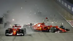 Pebalap Ferrari, Kimi Raikkonen (kanan) mengalami kecelakaan saat balapan F1 GP Singapura di Marina Bay City Circuit (17/9/2017). Duo pebalap Ferrari gagal melanjutkan balapan. (AP/Yong Teck Lim)