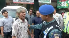 Pemilik toko di Percetakan Negara Jakarta Pusat marah dengan petugas Dishub karena mobil derekyang digunakan untuk operasional merusak saluran air di depan tokonya. keributan berhenti setelah petugas meninggalkan lokasi