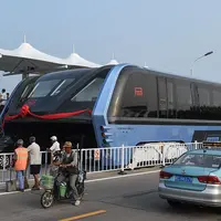 Setelah sebelumnya baru sebatas rencana, kini China betul-betul telah membangun Transit Elevated Bus. (Via: boredpanda.com)