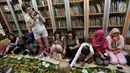 Sejumlah anak yatim, kaum dhuafa serta lima warga negara asing (WNA) menikmati nasi liwet sambil lesehan di Rumah Amalia, Ciledug, Kota Tangerang, Sabtu (3/3). Mereka berbaur menikmati makanan yang disajikan dengan daun pisang. (Liputan6.com/Fery Pradolo)