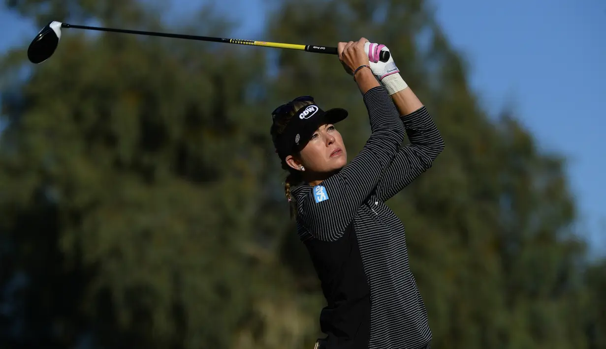 Pegolf wanita asal AS, Paula Creamer memukul bola selama putaran kedua turnamen ANA Inspiration 2017 di Mission Hills Country Club, Rancho Mirage, California (1/4). (Robert Laberge / Getty Images / AFP)