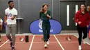 Duchess of Cambridge, Kate Middleton (tengah) berlari bersama dengan para atlet saat menghadiri acara SportsAid di Stadion London, London timur, Rabu (26/2/2020). Dalam acara SportsAid, Kate Middleton ikut lari bersama dengan para atlet dan mencoba taekwondo . (Yui Mok/Pool PA via AP)