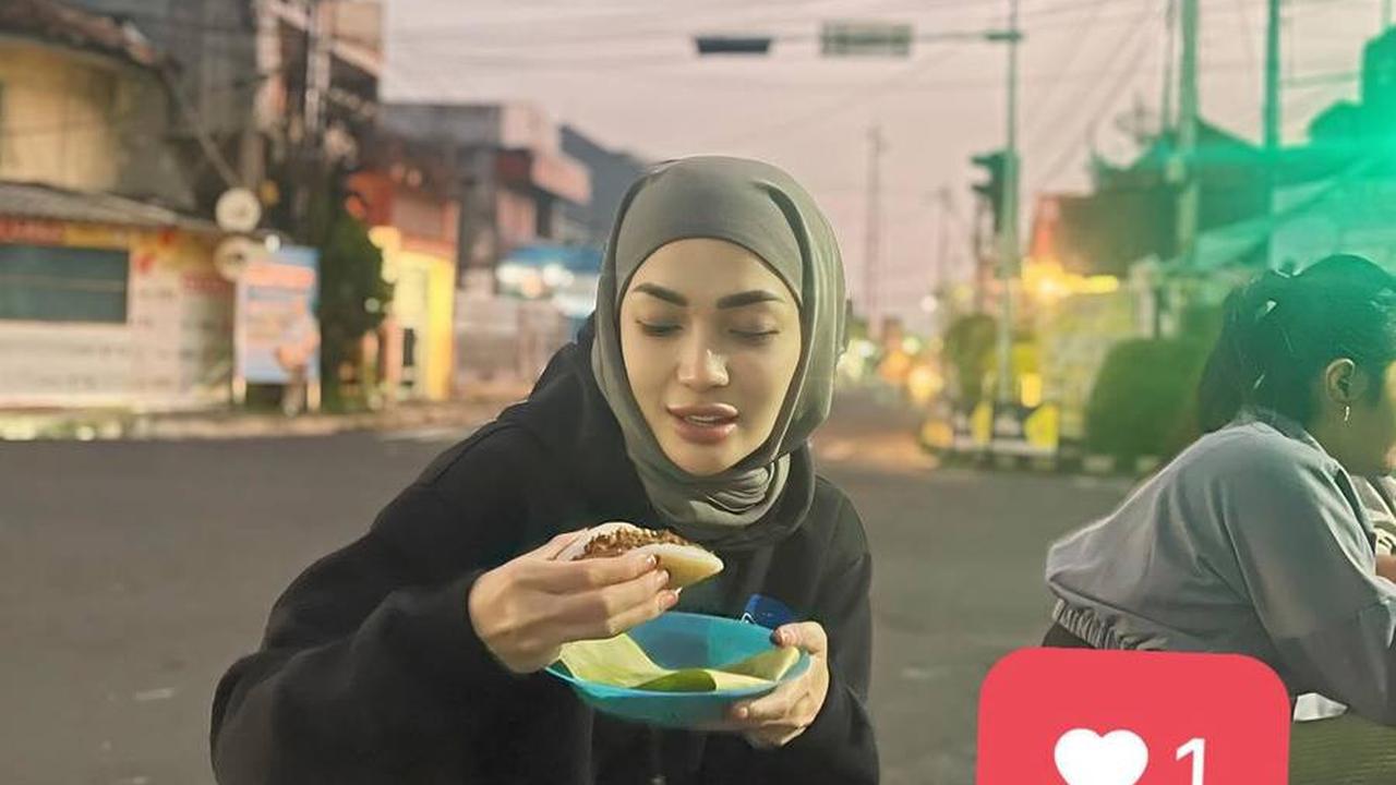 "Garut punya cerita, sederhana tapi bahagia kata kue serabi," tulisnya sebagai caption. Foto-fotonya pun menuai banyak pujian.