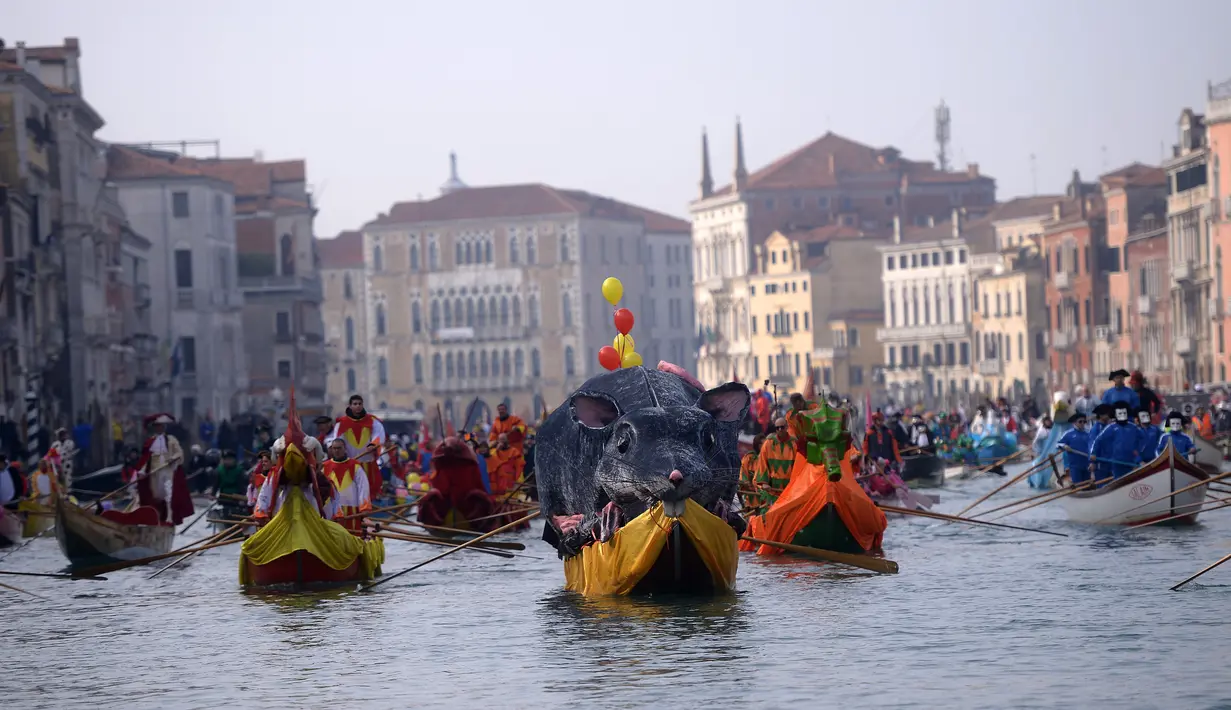 Perahu berbentuk tikus raksasa menyusuri Grand Canal pada parade upacara pembukaan karnaval Venesia di Italia, 28 Januari 2018. Karnaval Venesia pertama kali diselenggarakan pada abad ke-11.  (AFP Photo / FILIPPO MONTEFORTE)