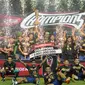 Pemain Arema FC merayakan gelar juara Piala Presiden 2017 usai mengalahkan PBFC di laga final di Stadion Pakansari, Kab Bogor, Minggu (12/3). Arema menang 5-1 dan berhasil merengkuh trofi Piala Presiden. (Liputan6.com/Helmi Fithriansyah) 