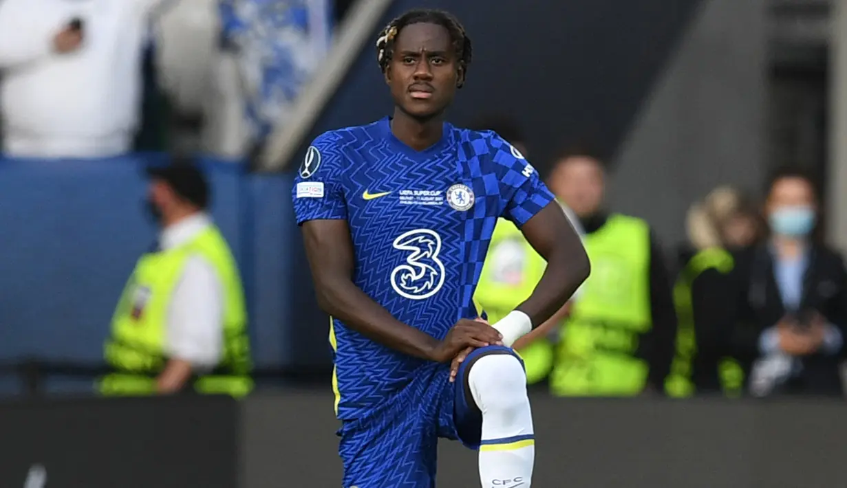 Trevoh Chalobah. Bek tengah berusia 22 tahun ini merupakan produk asli Akademi Chelsea. Debutnya bersama Chelsea terjadi saat menghadapi Manchester United di final Piala FA 2018. Setelah itu ia dipinjamkan ke beberapa klub dan dipulangkan kembali pada musim ini. (Foto: AFP/Paul Ellis)