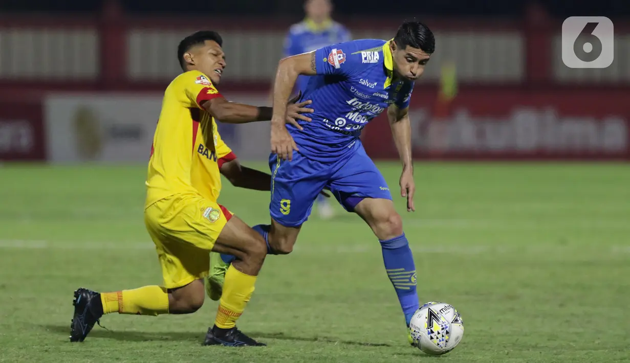 Pemain tengah Persib, Esteban Vizcarra (kanan) mencoba lolos dari adangan pemain Bhayangkara FC pada lanjutan Shopee Liga 1 Indonesia di Stadion PTIK, Jakarta, Rabu (23/10/2019). Laga kedua tim berakhir imbang 0-0. (Liputan6.com/Helmi Fithriansyah)