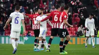 Real Madrid pun kesulitan mencari gol penyeimbang di sisa waktu yang amat singkat. Skor 1-0 untuk kemenangan Athletic Bilbao bertahan hngga laga usai dan Los Blancos pun tersingkir dan gagal lolos ke semifinal Copa del Rey 2021/2022. (AFP/Cesar Manso)