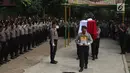 Upacara pelepasan jenazah Bripda Imam Gilang Adinata (24) yang gugur akibat bom Kampung Melayu, di Menteng Dalam, Jakarta, Kamis (25/5). Briptu (anumerta) Imam dimakamkan dengan upacara penghormatan pelepasan jenazah. (Liputan6.com/Angga Yuniar)