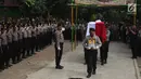 Upacara pelepasan jenazah Bripda Imam Gilang Adinata (24) yang gugur akibat bom Kampung Melayu, di Menteng Dalam, Jakarta, Kamis (25/5). Briptu (anumerta) Imam dimakamkan dengan upacara penghormatan pelepasan jenazah. (Liputan6.com/Angga Yuniar)