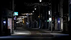 Suasana jalan yang sepi selama jam malam sehari setelah polisi bentrok dengan kelompok-kelompok demonstran yang memprotes penerapan langkah-langkah baru  di Den Bosch, Belanda (26/1/2021). Jam malam diberlakukan di Belanda untuk melawan penyebaran Covid-19. (AFP/Kenzo Tribouillard)