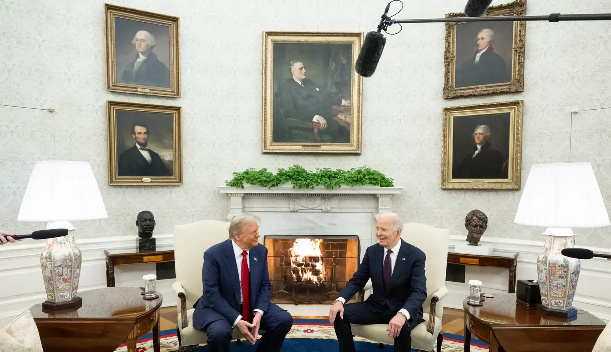 Pada pertemuan tersebut, Donald Trump berterima kasih kepada Presiden AS, Joe Biden menjanjikan peralihan kekuasaan yang mulus. (SAUL LOEB/AFP)