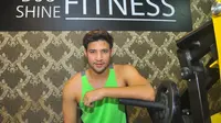 Ammar Zoni saat melakukan olahraga di Duo Shine Fitness di kawasan Depok, Jawa Barat.