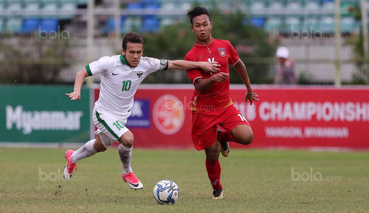 Pemain Indonesia U-19, Egy Maulana Vikri, melakukan selebrasi usai menjebol gawang Myanmar pada laga Piala AFF U-18 di Stadion Thuwunna, Minggu (17/9/2017). Egy Maulana menjadi top skorer Piala AFF U-18 dengan delapan gol. (Liputan6.com/Yoppy Renato)