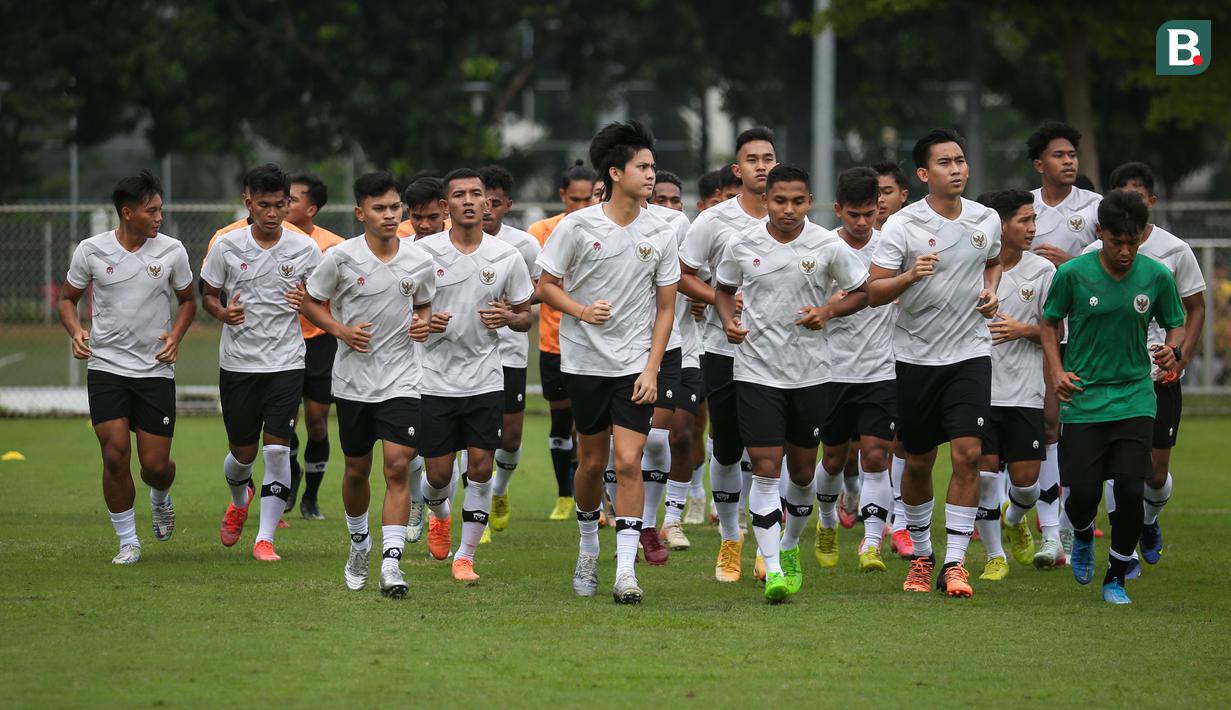 <p>Pemain Timnas Indonesia U-22 melakukan pemusatan latihan untuk SEA Games 2023 yang berlangsung di Lapangan A, Kompleks Stadion Utama Gelora Bung Karno (SUGBK), Kamis (02/03/2023). Pemusatan latihan ini akan berlangsung dari tanggal 1-16 Maret 2023. (Bola.com/Bagaskara Lazuardi)</p>