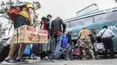 <p>Calon penumpang antre untuk menaruh barang bawaan pada bagasi saat akan manaiki bus Antar Kota Antar Provinsi (AKAP) di Terminal Grogol, Jakarta Barat, Kamis (28/4/2022). Jelang Hari Raya Idul Fitri, Terminal Grogol mulai dipadati pemudik yang akan pulang ke kampung halaman untuk merayakan Lebaran. (Liputan6.com/Johan Tallo)</p>