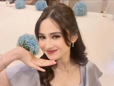 Belum lama ini, Syifa Hadju menghebohkan publik usai resmi putus dari Rizky Nazar. Tak berselang lama, Syifa merapikan rambut poninya yang membuatnya tampil bak barbie. Penampilan Syifa ini dipertahankan saat jadi bridesmaid Beby Tsabina. (Liputan6.com/IG/@lilissulis22)