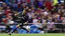 Striker Real Madrid, Cristiano Ronaldo, menggiring bola saat pertandingan melawan Atletico Madrid pada laga semifinal Liga Champions, di Stadion Vicente Calderon, Kamis (11/5/2017). Atletico menang  1-2 atas Real Madrid. (AFP/Javier Soriano)