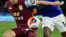Striker Leicester City, Kelechi Iheanacho berebut bola dengan pemain Aston Villa, Frederic Guilbert pada lanjutan Liga Inggris di King Power Stadium, Selasa (10/3/2020) dinihari WIB. Leicester menang telak empat gol tanpa balas atas Aston Villa. (AP /Rui Vieira)