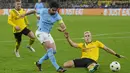 Gelandang Manchester City Ilkay Gundogan melakukan tembakan ke gawang di depan bek Borussia Dortmund Nico Schlotterbeck  pada matchday 5 Grup G Liga Champions 2022/2023 di Signal Iduna Park, Rabu (26/10/2022) dini hari WIB. Man City bertengger di puncak klasemen Grup G dengan 11 poin. (AP Photo/Martin Meissner)