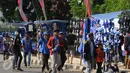 Suporter Persib melintas di depan kaos asesoris di Stadion Galuh Ciamis, Minggu (10/4/2016). Persib Bandung akan melakoni laga persahabatan segitiga melawan PSGC Ciamis di Stadion Galuh. (Liputan6.com/Helmi Fithriansyah)
