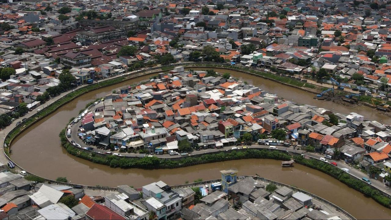 Foto udara memperlihatkan permukiman padat di kawasan Jatinegara, Jakarta, Sabtu (24/2/2024).&nbsp;Pemerintah Provinsi DKI Jakarta menyatakan kesiapannya untuk menjadikan Jakarta sebagai kota global yang kompetitif atau mampu bersaing dengan kota-kota ser