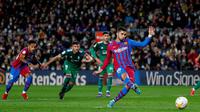 Barcelona membungkam Osasuna empat gol tanpa balas pada laga pekan ke-28 La Liga di Camp Nou, Senin (14/3/2022) dini hari WIB. (AP Photo/Joan Monfort)