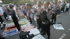 Anggota Brimob mengikuti salat Idul Fitri di depan Mapolresta Solo, Jawa Tengah, Rabu (6/7). Aksi bom bunuh diri di halaman Mapolresta Solo kemarin, tidak menyurutkan warga dan anggota untuk menunaikan ibadah salat Id di tempat tersebut. (Boy Harjanto)