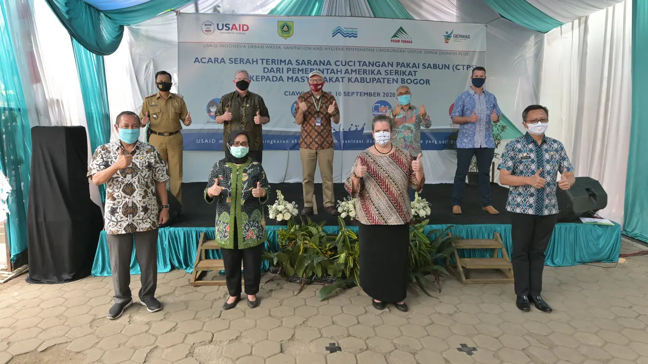 Serah terima bantuan fasilitas cuci tangan di Bogor oleh pemerintah AS.