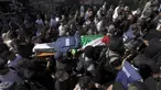 Militan Palestina membawa jenazah wartawan Al Jazeera Shireen Abu Akleh ke kamar mayat rumah sakit di Kota Jenin, Tepi Barat, Rabu (11/5/2022). Menurut Kementerian Kesehatan Palestina, Shireen Abu Akleh tewas ditembak saat meliput serangan Israel di Kota Jenin. (AP Photo/Majdi Mohammed)