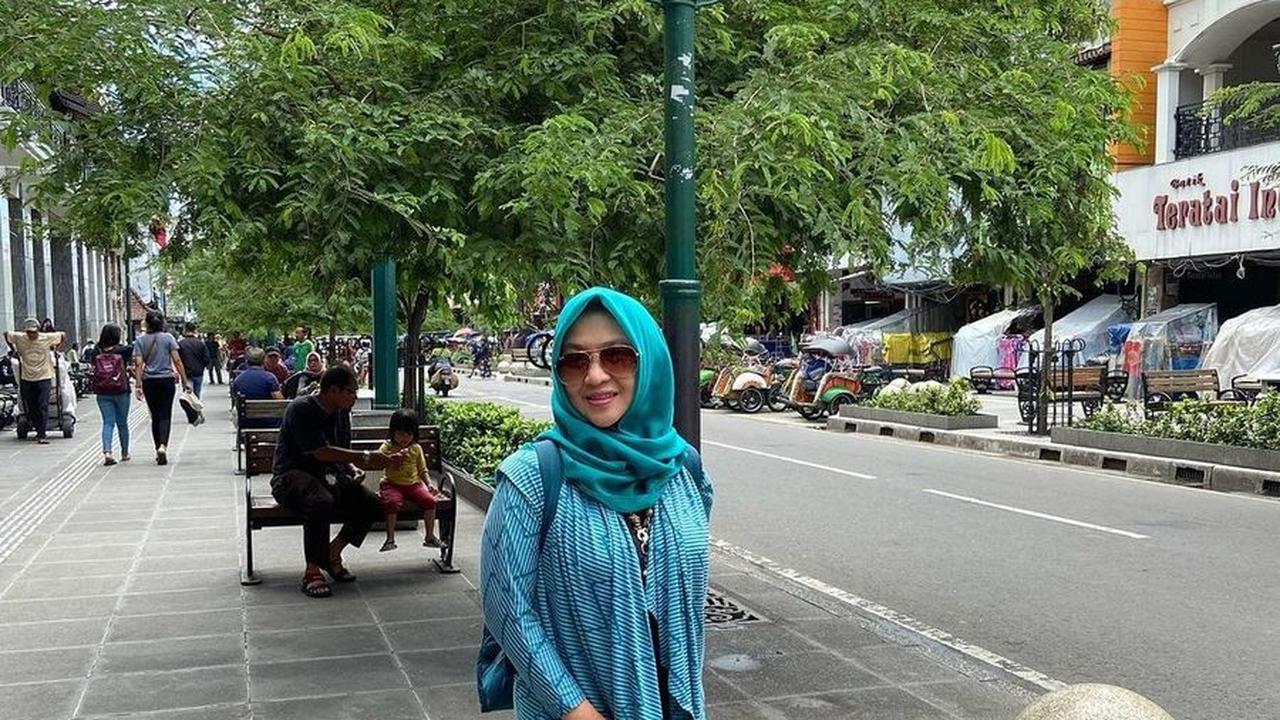 Selama masa perawatan, Dina menghadapi berbagai komplikasi, termasuk gangguan pada sistem pencernaan yang menyebabkan rasa sakit berkala. Teman dekatnya, Dewi Irawan, juga mengungkapkan bahwa Dina sempat menjalani transfusi darah untuk meningkatkan kadar 