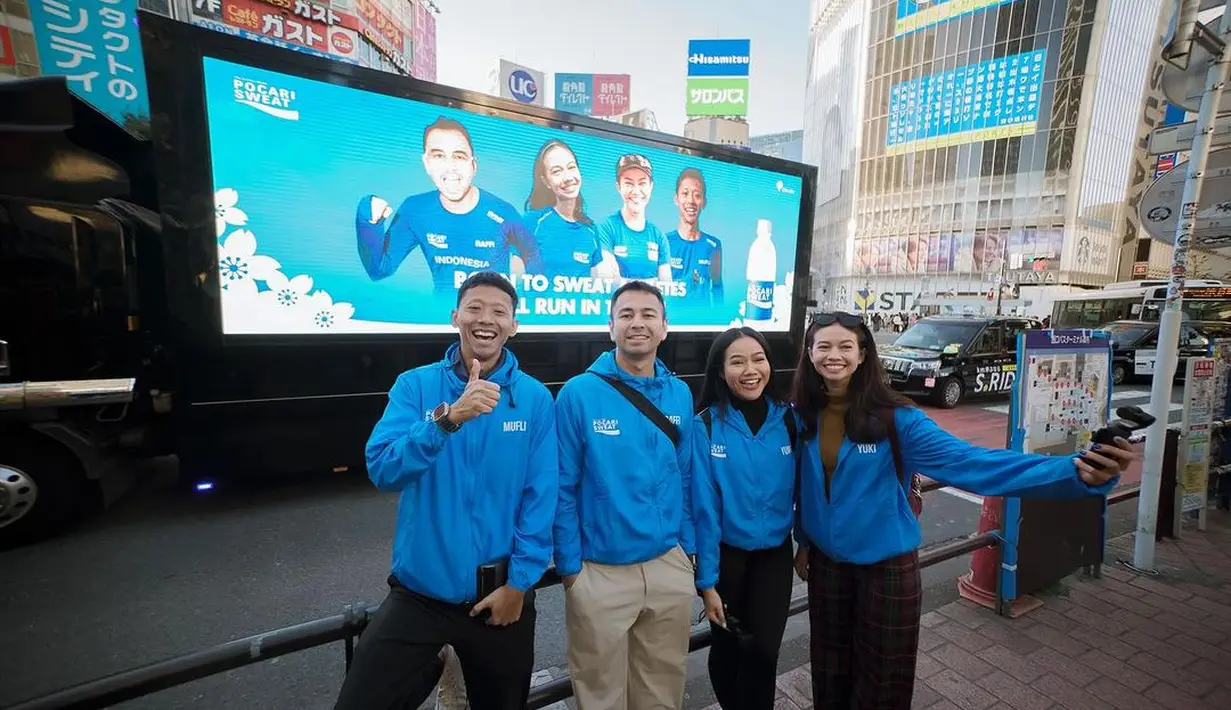 Yura Yunita tak kalah stylish kenakan turtleneck hitam dan backpack khas traveller [@raffinagita1717]