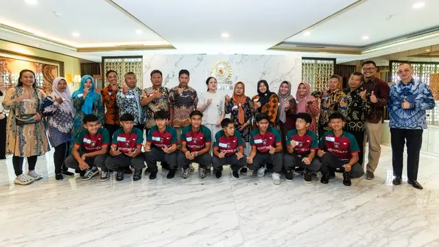 Ketua DPR RI, Puan Maharani saat melepas delapan pesepakbola muda penerima beasiswa Korea–Korea Seleção (KKS).
