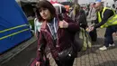 Pengungsi Valentina pergi menuju Zaporizhzhya, Ukraina dari perbatasan di Medyka, Polandia tenggara, pada Rabu (30/3/2022). Menyusul pengumuman Rusia bahwa pasukan mungkin ditarik dari berbagai bagian Ukraina, beberapa pengungsi kembali ke negaranya. (AP Photo/Sergei Grits)l