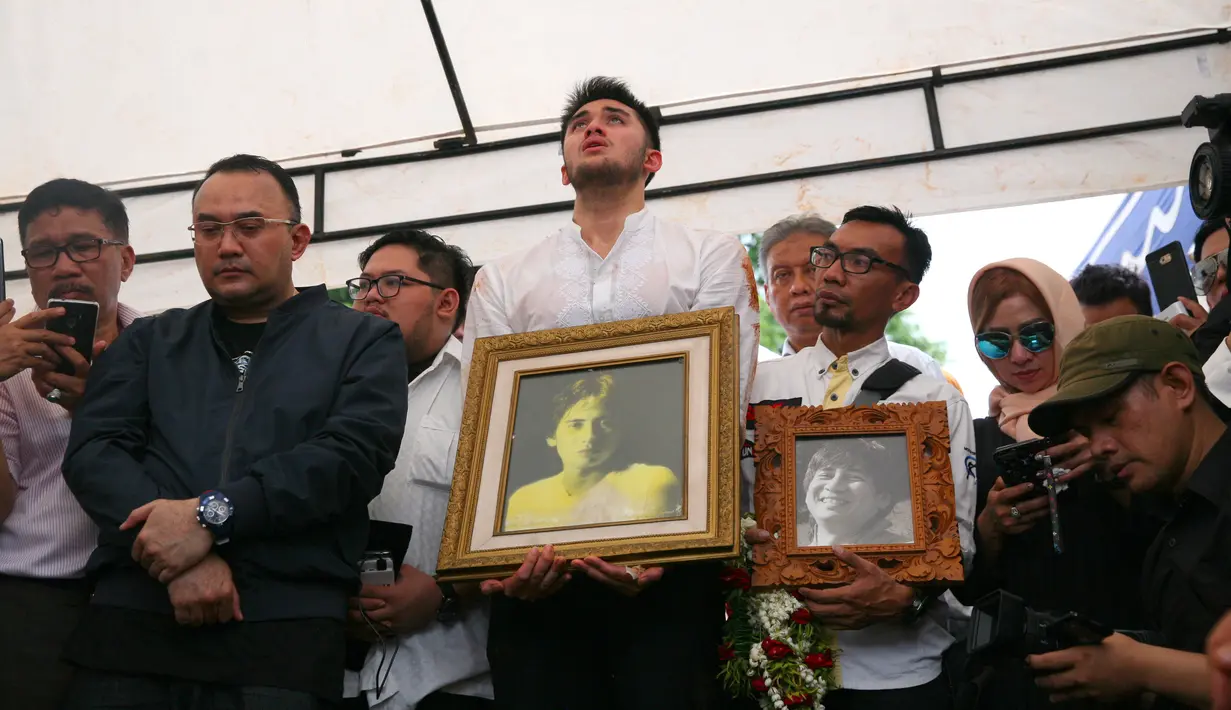 Sebelum dimakamkan, pihak keluarga meminta maaf apabila semasa hidup almarhum memiliki kesalahan.  (Nurwahyunan/Bintang.com)