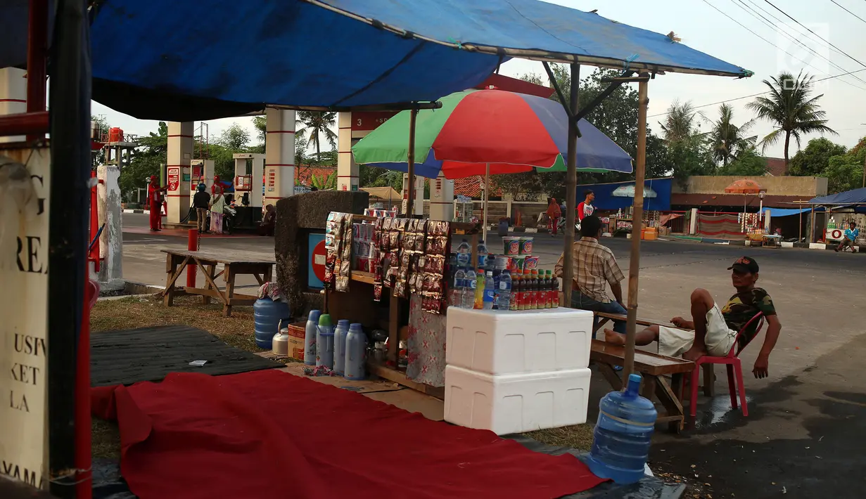 Suasana di salah satu warung dadakan di Jalur Pantura, Cirebon, Jawa Barat, Rabu (21/6). Menjelang puncak arus mudik Lebaran 2017, warga yang tinggal di dekat jalur Pantura membuat warung-warung dadakan. (Liputan6.com/Johan Tallo)