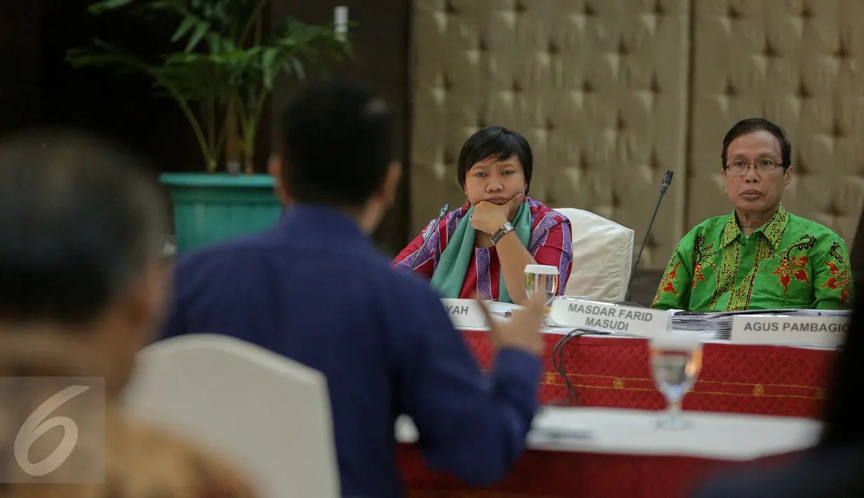 Anggota pansel Calon Pimpinan Ombudsman RI (Pansel ORI) Masdar Farid Masudi dan Anis Hidayah mendengarkan jawaban dari salah satu kandidat pada tes wawancara terbuka di Gedung Sektretariat Negara, Jakarta, Selasa (27/10). (Liputan6.com/Faizal Fanani)