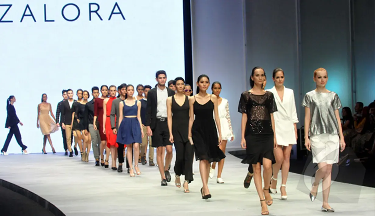 Sejumlah model memperagakan busana rancangan Zalora  pada ajang Indonesia Fashion Week 2015 di JCC Senayan, Jakarta, Kamis (26/2/15). (Liputan6.com/Panji Diksana)