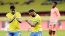 Striker Brasil, Neymar, bersama Lucas Paqueta, melakukan selebrasi usai mencetak gol ke gawang Ekuador pada laga Kualifikasi Piala Dunia 2022 Zona Amerika Selatan, Minggu (5/6/2021). Brasil menang dengan skor 2-1. (AP/Andre Penner)