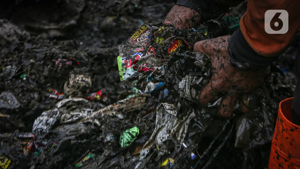 Ironi Hari Laut Sedunia, Sampah Plastik Penuhi Pesisir Utara Kota Jakarta