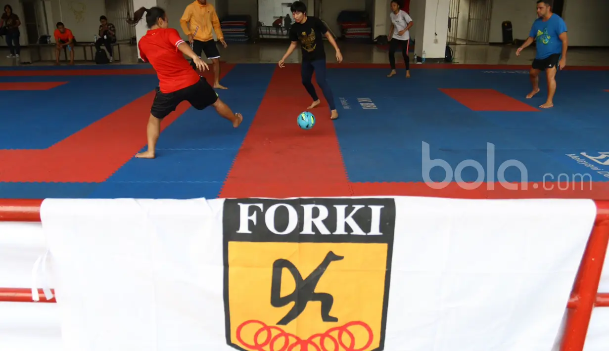 Aksi para atlet Karateka putri yang mahir bermain futsal sebagai pemanasan awal sebelum berlatih di Senayan Jakarta. (Bola.com/Nicklas Hanoatubun)