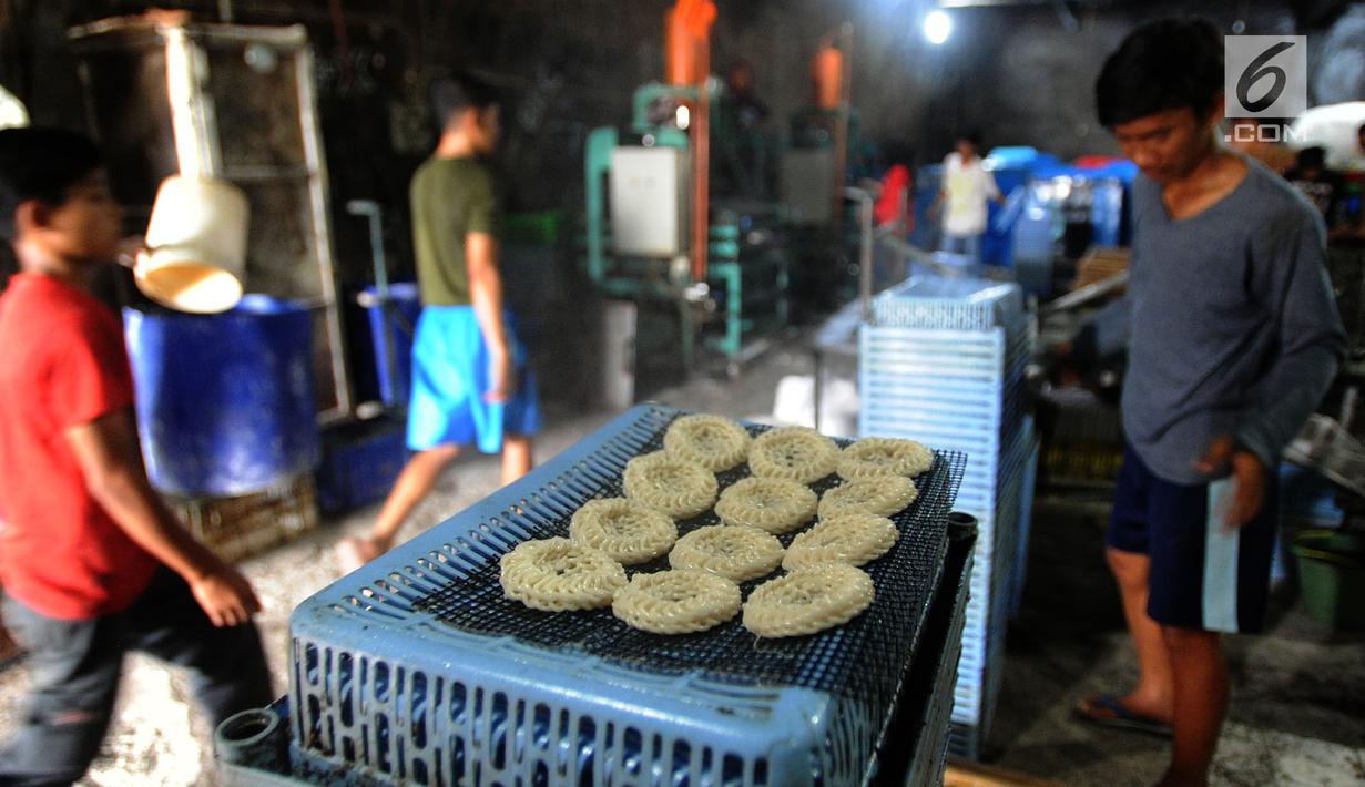 Pekerja menyelesaikan pembuatan kerupuk kaleng di Tangsel, Banten, Jumat (21/6/2019). Kenaikan harga tepung tapioka menyebabkan produsen kerupuk mengurangi kualitas kerupuk di industri kerupuk yang mamproduksi 1000 krupuk/hari dengan harga jual Rp 600/kerupuk. (merdeka.com/Arie Basuki)