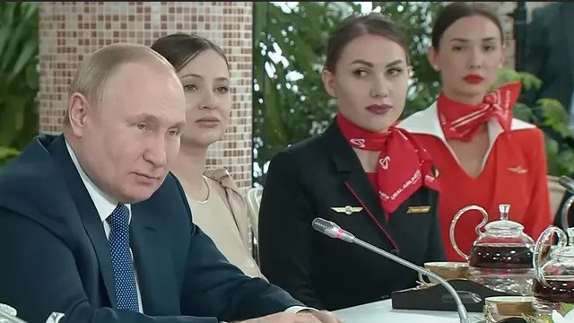 Presiden Rusia Vladimir Putin bertemu para pramugari untuk bahas dampak invasi Ukraina.