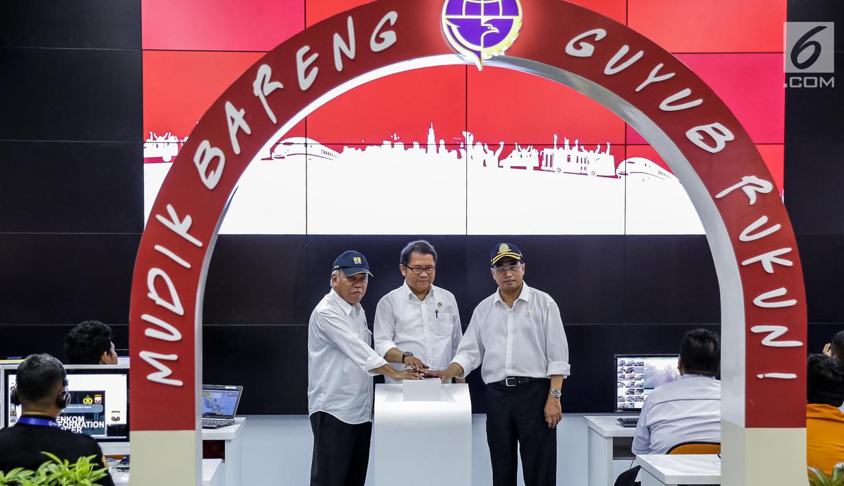 (Ki-ka)  Menteri PUPR Basuki Hadimuljono, Menkominfo Rudiantara dan Menhub Budi Karya saat peluncuran program Ayo Mudik di Kemenhub, Jakarta, Kamis (15/6). Aplikasi itu bertujuan untuk mendukung kelancaran mudik 2017. (Liputan6.com/Faizal Fanani)