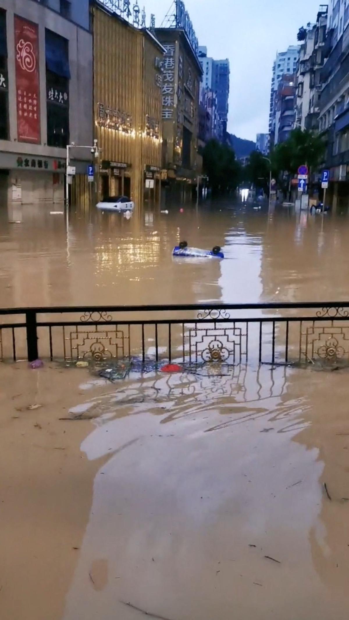 Menurut keterangan ahli meteorologi, curah hujan yang turun sepanjang malam telah memecahkan rekor 12 tahun terakhir di Kota Fuzhou, Provinsi&nbsp;Fujian.<br>